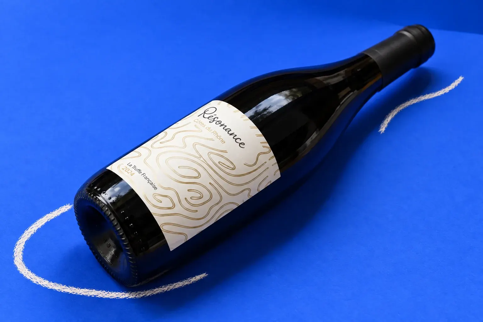 Flasche Résonance vor blauem Hintergrund