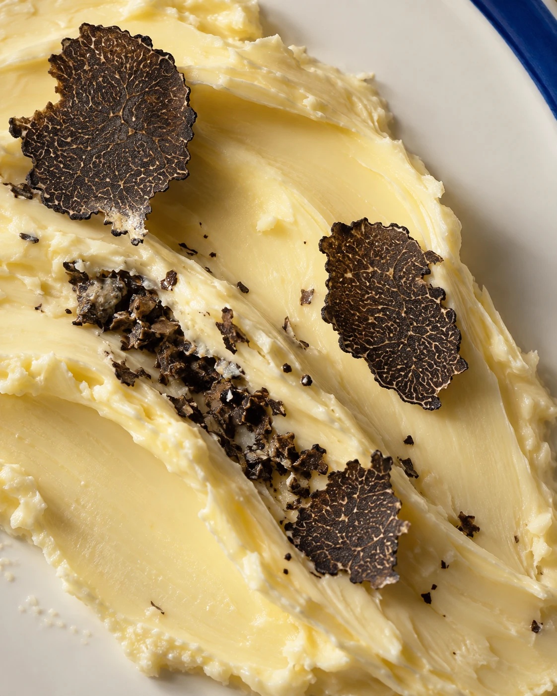 Beurre et lamelles de truffe noire en gros plan