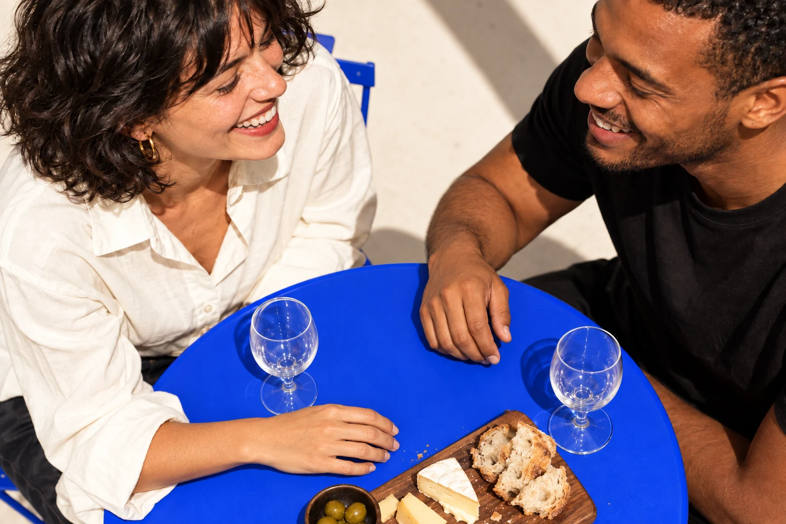Un moment d’échange à table, autour des verres de dégustation